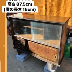 小ぶりなサイドボード