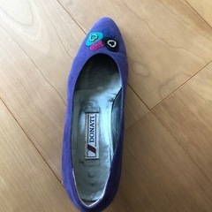 紫のパンプスの画像