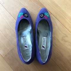 紫のパンプスの画像