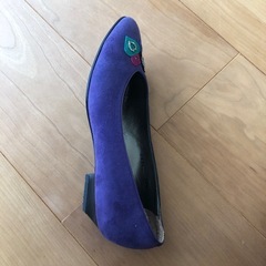 紫のパンプスの画像