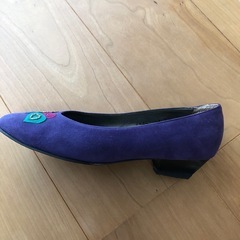 紫のパンプスの画像