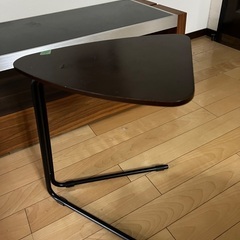 軽くてシンプルなサイドテーブルの画像