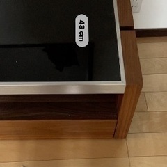 黒いガラス板がカッコいいテレビ台の画像