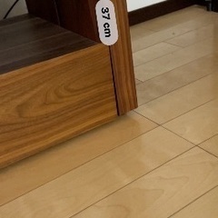 黒いガラス板がカッコいいテレビ台の画像