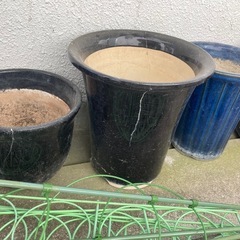 陶器の植木鉢と支柱