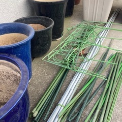 陶器の植木鉢と支柱の画像