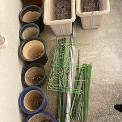 陶器の植木鉢と支柱の画像