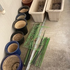 陶器の植木鉢と支柱の画像