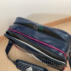 adidasエナメルショルダーバッグ ネイビー/ピンクの画像