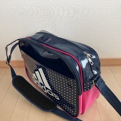 adidasエナメルショルダーバッグ ネイビー/ピンクの画像