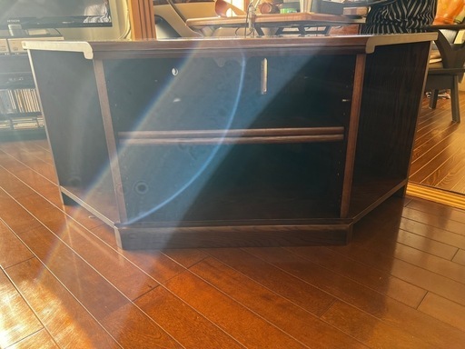 角をうまく使うテレビ台
