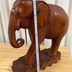 木彫りの象の画像