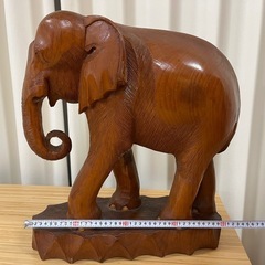 木彫りの象の画像
