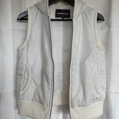 フード付きベストの画像