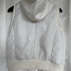 フード付きベストの画像