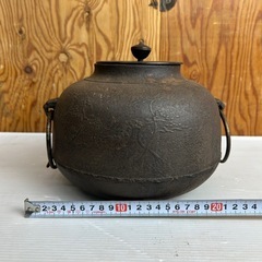 M1225602K 2個セット 茶釜・風炉釜 模様 鈴形釜 鉄釜 風炉釜 詳細不明 お茶道具 真形釜 茶会 釜環 茶器 伝統工芸 現状品 中古品の画像