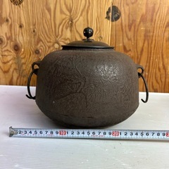 M1225602K 2個セット 茶釜・風炉釜 模様 鈴形釜 鉄釜 風炉釜 詳細不明 お茶道具 真形釜 茶会 釜環 茶器 伝統工芸 現状品 中古品の画像