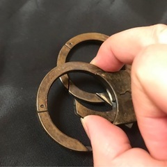 アンティークな色合いの手錠型キーホルダー 約15cmの画像