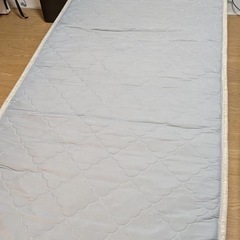 美品　ベットフレーム、マットレスセットSSの画像