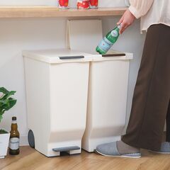 ★新品未使用★ ゴミ箱 スライドペダルペール  45L レッド キャスター付 車輪 日本製の画像