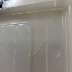 コロコロのついた衣装ケースの画像