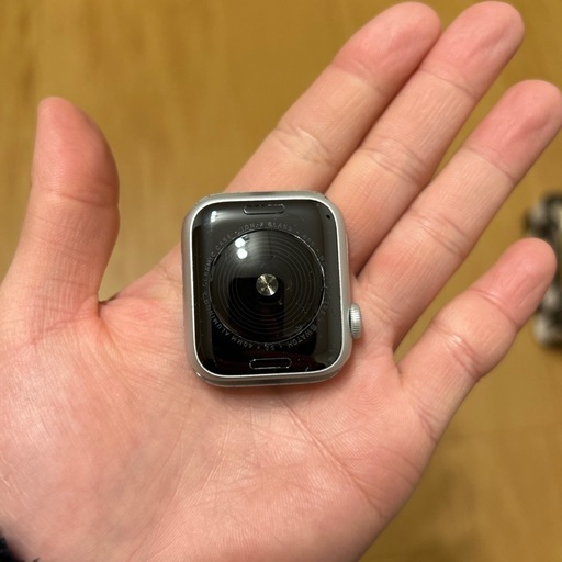 Apple Watch SE と充電コード