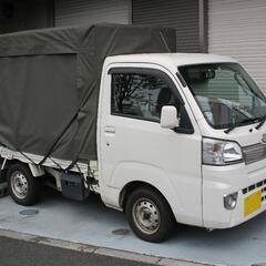 市場での配達ドライバーの画像