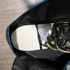 スノボード、板、ビンディング、ゴーグルの画像