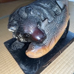 熊 置物 🐻 木彫 魚 🐟 木製 彫刻 アンティーク 敷台付き 鮭咥えの画像