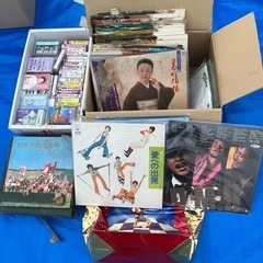 昔のレコードとカセットテープ
