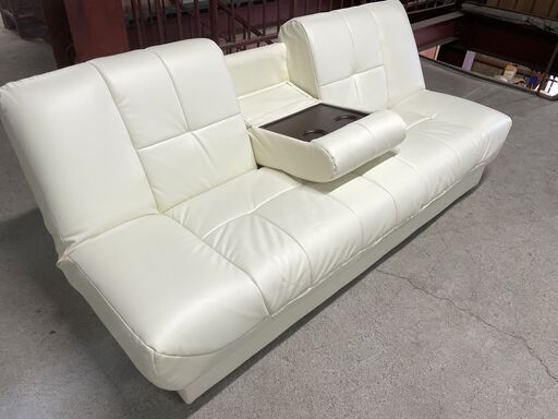 【大特価】3人がけソファーベッド 白系 フラット可能 小型テーブル付き 早い者勝ち！ 引取歓迎 配送OK