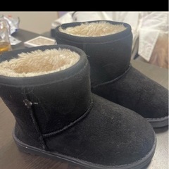 黒のスエード素材にファー内装のブーツ。の画像