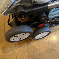 折りたたみ式ベビーカーの画像