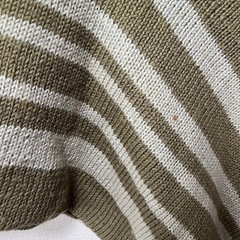 オリーブグリーンとホワイトのストライプニットセーターの画像