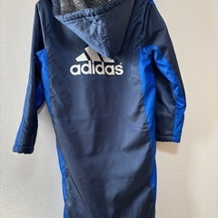 adidasベンチコートの画像