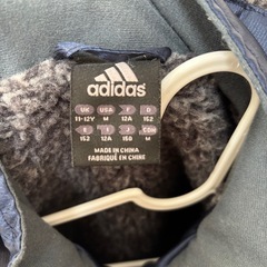 adidasベンチコートの画像