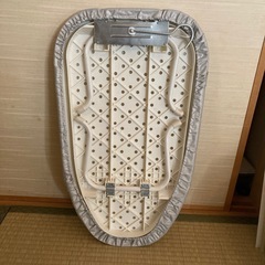 ハンガー収納可能な折畳式コンパクトアイロン台