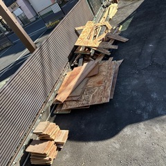 店舗内部解体。木材。