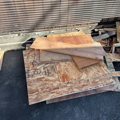 店舗内部解体。木材。の画像