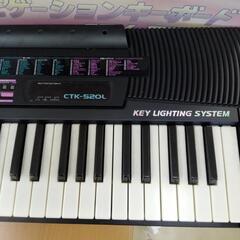 【値下げ！】CASIO CTK-520L キーボード 光ガイド 1996 黒 通電起動音出し確認済 箱、ACアダプター付 カシオの画像