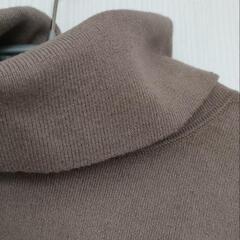ユニクロ　ベージュタートルニットМの画像