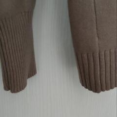 ユニクロ　ベージュタートルニットМの画像