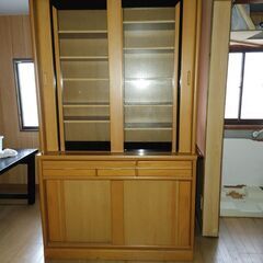 2分割の大きな食器棚