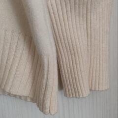 ユニクロ　タートルセーター　Мの画像