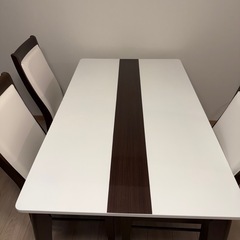 ダイニングテーブルと椅子4つのセット
