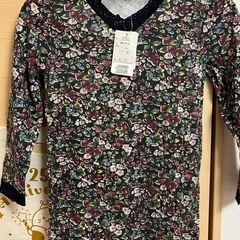 タグ付き花柄シャツ　