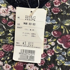 タグ付き花柄シャツ　の画像