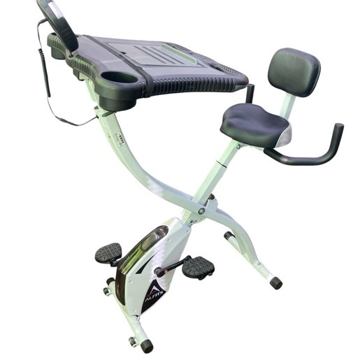 エルゴノミックデザインのフィットネスバイク、テンション調整機能付き。