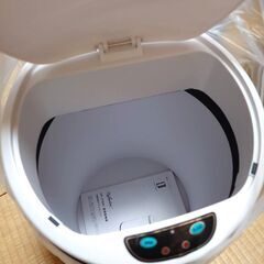 【配送可】Refeelin 自動開閉ダストボックス GF-IT001 ホワイト ゴミ箱 ごみ箱 蓋付き 手をかざすだけで自動で開閉 便利 衛生的 12L コンパクトサイズの画像