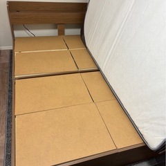 ダブルベッドフレームの画像